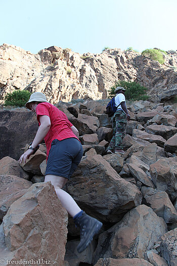 Aufstieg über Geröllblöcke zum Leuchtturm Tarrafal
