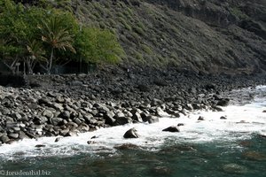 rund gewaschene Steine an der Playa de Masca