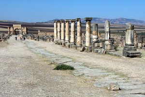 Blick vom Tanger-Tor über die Decumanus Maximus zum Caracalla-Triumphbogen