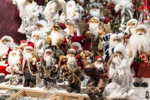 Kitschige Weihnachtsmänner auf dem Christkindlmarkt München