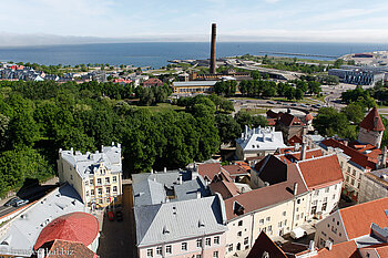 Aussicht von der Olai-Kirche über das Meriton Oldtown-Hotel zur Ostsee