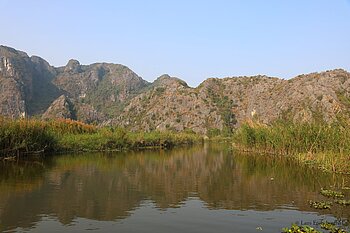 Karstberge umgrenzen das Feuchtgebiet Van Long in der Region Ninh Binh