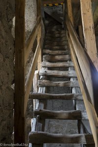 Die Treppen hinauf auf den Kirchturm von Honigberg