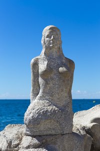 Eeine Meerjungfrau sitzt an der Uferpromenade von Piran