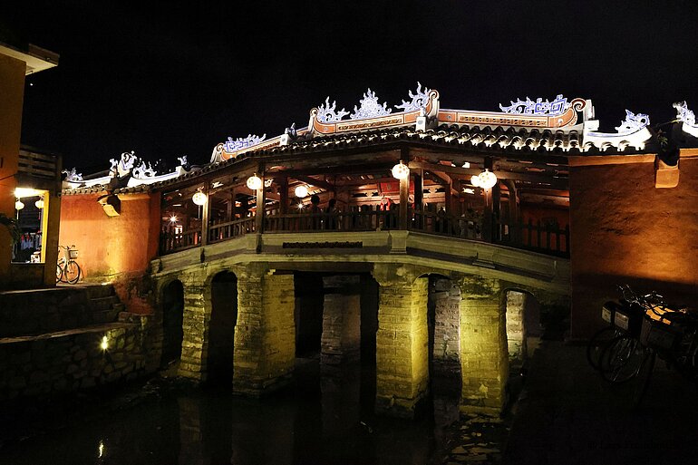 stimmungsvolle Beleuchtung der Japanischen Brücke Hội Ans am Abend