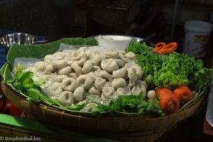 Blick in die Pfanne einer Garküche des Nachtmarkts von Bangkok