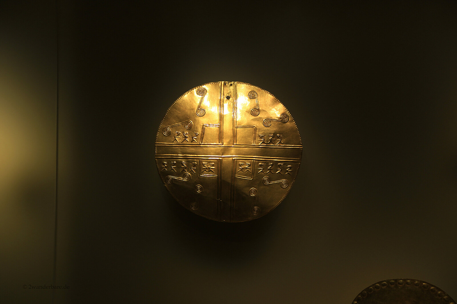 Mystisch angeleuchteter Goldschmuck im Museo del Oro in Bogotá