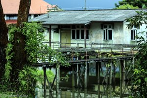 in Borneo bauen viele ihre Häuser auf Stelzen - sie wissen warum