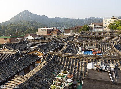 Blick über die Dächer des Bukchon Hanok Villages in Seoul