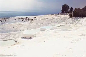 Einige Sinterterrassen von Pamukkale sind wieder schön weiß.