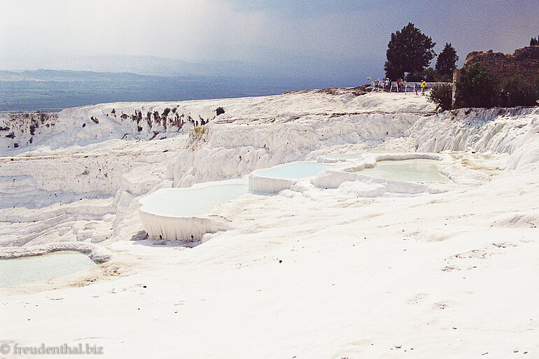 Einige Sinterterrassen von Pamukkale sind wieder schön weiß.