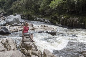 Anne auf einem Felsen bei der Engstelle des Rio Magdalena nahe San Agustín.