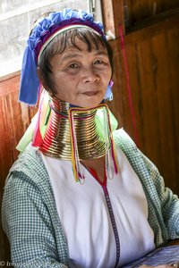 Langhalsfrau auf dem Inle-See