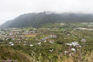 Ausblick vom Rand des Talkessels über die Gemüsefelder von Grand Coin