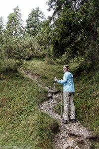 mit Wanderstöcken geht es wirklich leichter