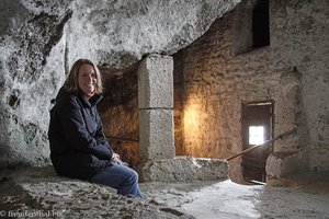 Annette in den Salzburger Katakomben