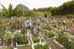 Man spart am Platz auf dem Friedhof bei Hell-Bourg