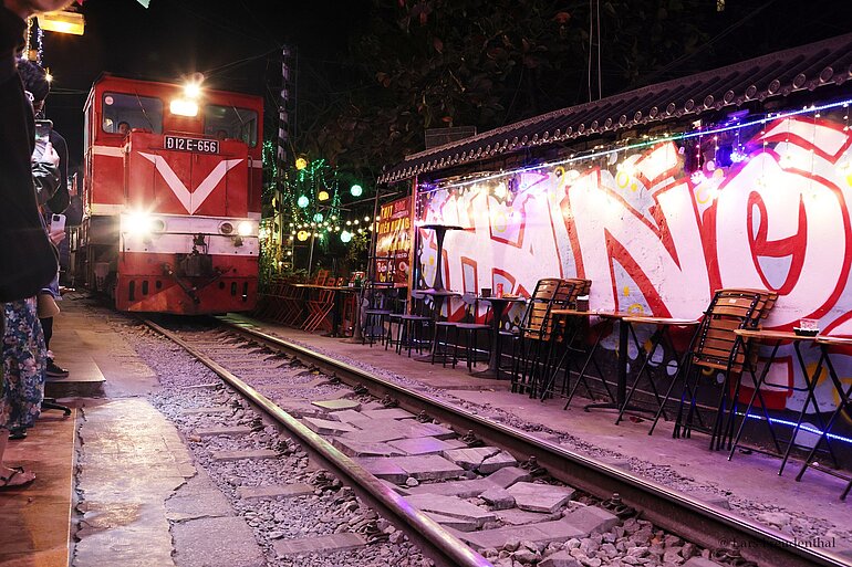 Der Zug kommt durch die Train Street von Hanoi
