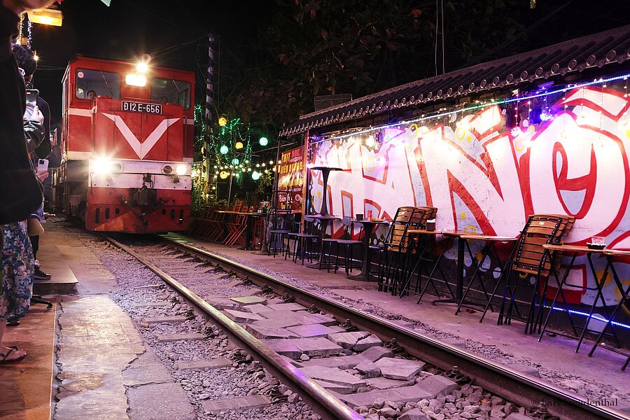 Der Zug kommt durch die Train Street von Hanoi