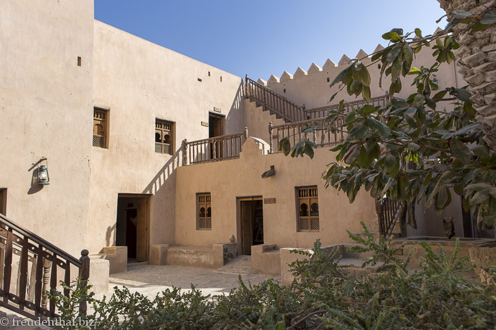 Blick in den begrünten Innenhof im Taqah Castle Oman