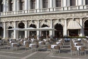 Ein Café am Markusplatz wartet auf Kundschaft.