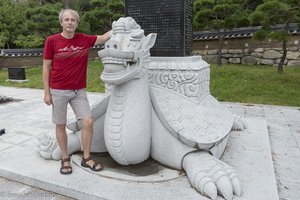 Lars und eine Drachenschildkröte beim Naksansa Temple