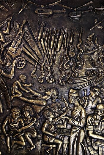 Bronzeguss mit Darstellung der Fliegerangriffe auf Vinh Moc