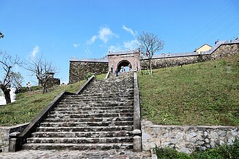 Treppe zum Tor am Wolkenpass zwischen Nord- und Südvietnam