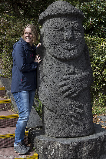 Anne und ein Dol Hareubang beim 1100 Altitude Wetland