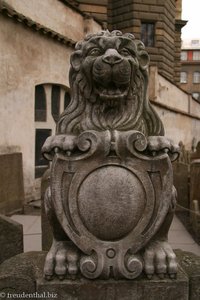 Ein Löwe bewacht das jüdische Grab in Prag