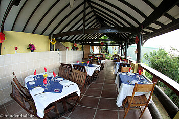 Frühstücksterrasse der Mango Lodge