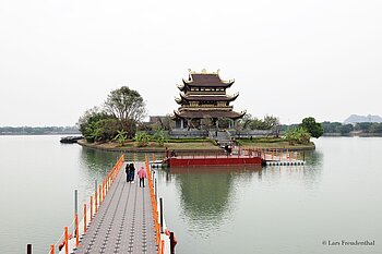 Pontonbrücke zur Goldenen Pagode im Schildkrötensee in Hoa Lư, Vietnam 