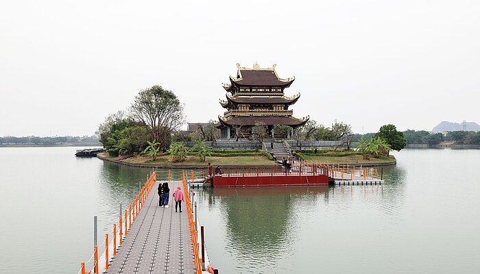 Pontonbrücke zur Goldenen Pagode bei Ninh Binh