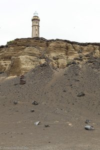 Blick vom Vulkan zum Leuchtturm an der Ponta dos Capelinhos