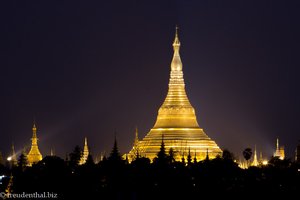 die Shwedagon-Pagode in der Nacht