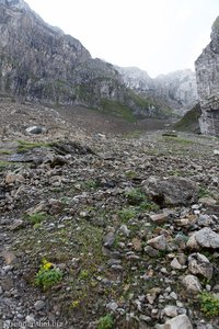 über das Schotterfeld geht es hoch