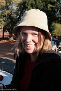 Annette geht´s gut beim Game Drive in die Kalahari