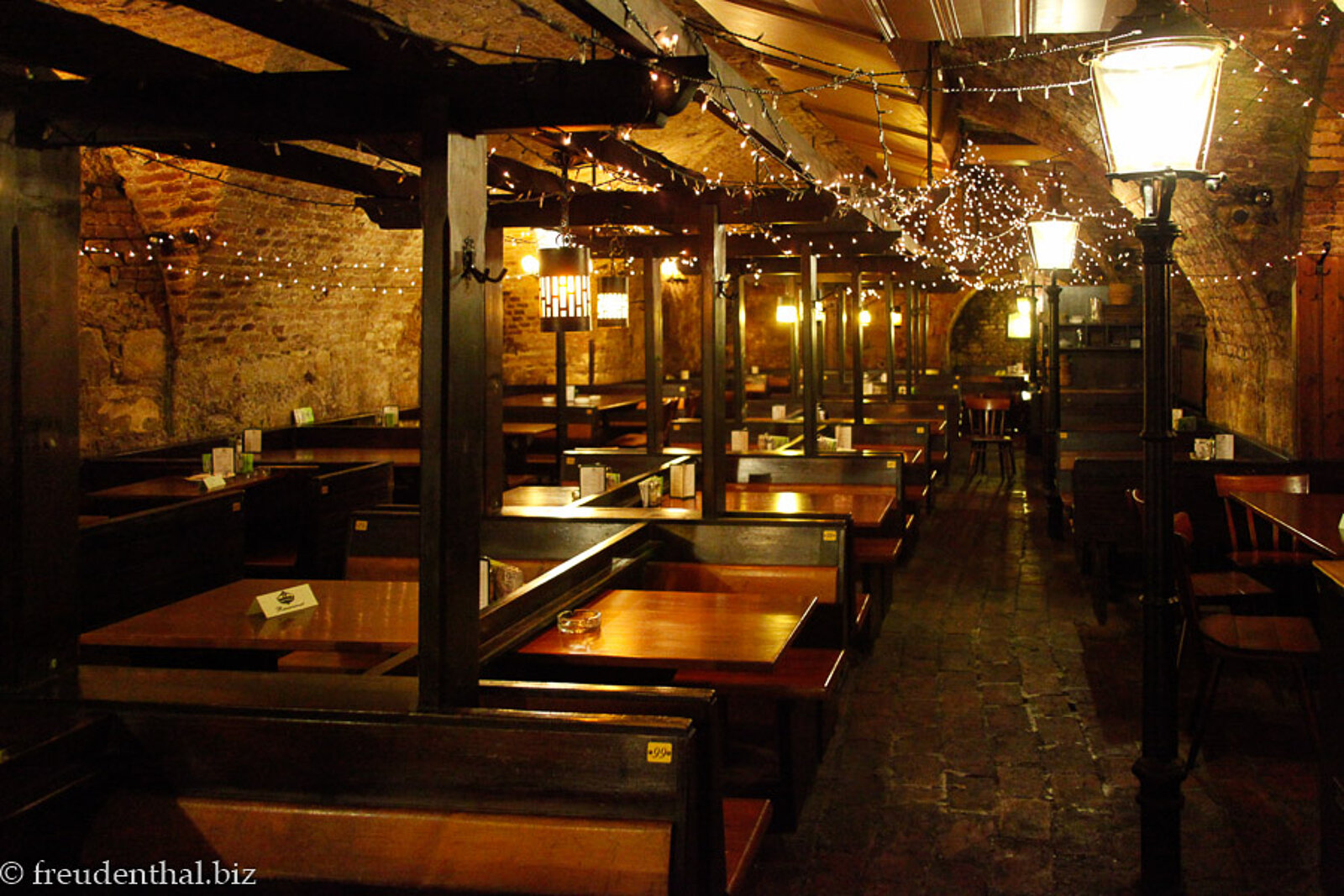 Blick in den unteren Gastraum des 12-Apostelkellers in Wien