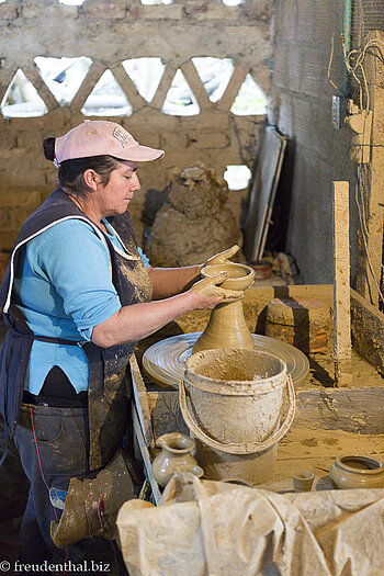 die Mutter formt neue Töpfe – Ráquira