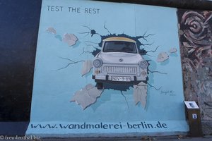 Trabbi aus der Mauer - East Side Gallery