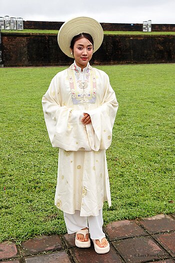 traditionell gekleidete Vietnamesin in der Zitadelle von Hué
