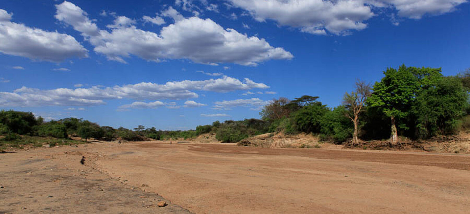 Ausgetrocknetes Flussbett unter einem leicht bewölkten Himmel im Wadi des Keske-Flusses in Äthiopien