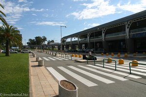 Straße vor dem Flughafen von Cagliari