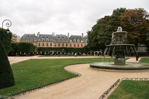 Fontäne an der Place des Vosges