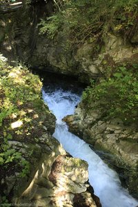 Tiefe Schlucht schon am Anfang der Gilfenklamm