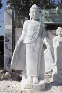 Buddhafigur im Steinmetzviertel von Mandalay