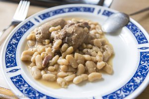 Cassoulet – ein traditioneller Eintopf mit weißen Bohnen, Entenschlegel und Wurst