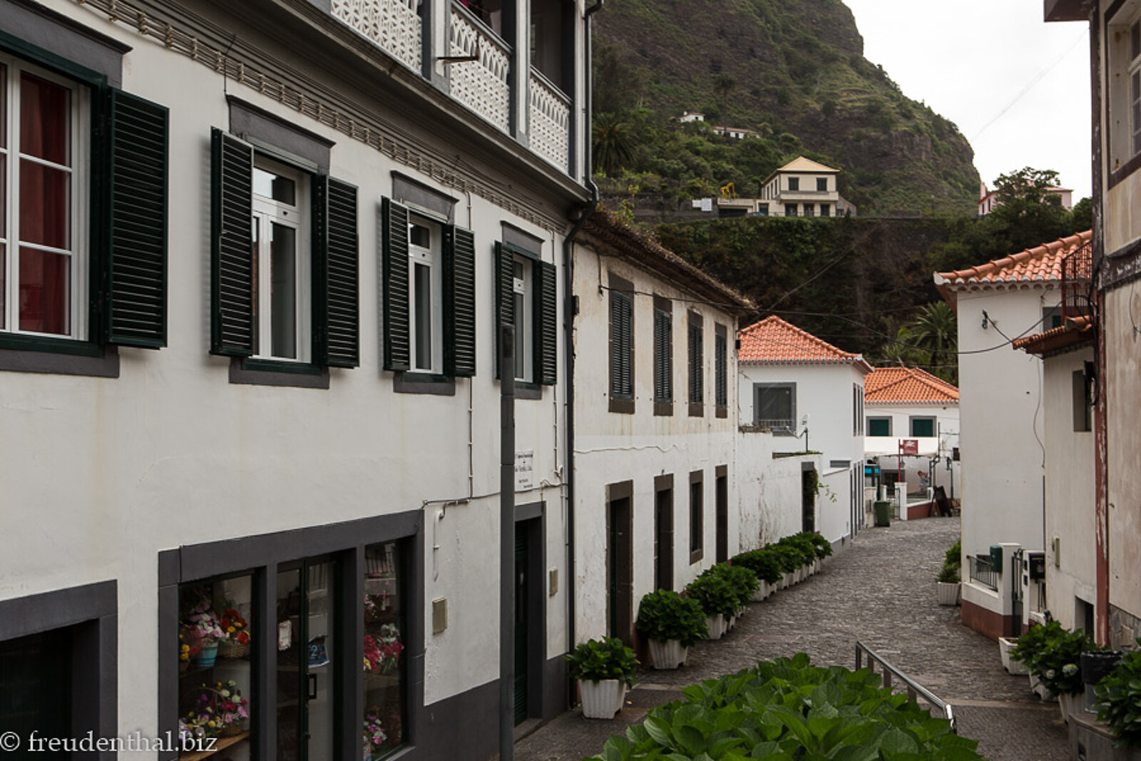 Blick durch eine ruhige Gasse mit weißen Häusern in São Vicente auf der Insel Madeira 