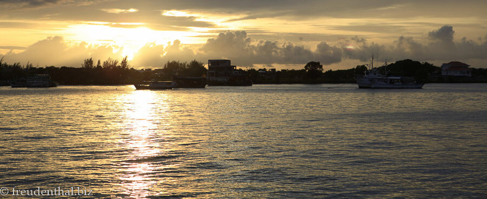 Sonnenuntergang über der Bucht von Kota Kinabalu auf Borneo