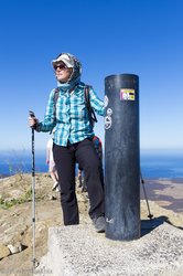 Anne an der Gipfelsäule der Caldera Blanca